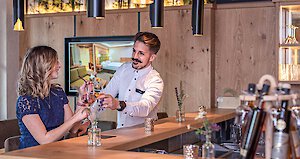 Anstoßen auf den gemeinsamen Wellnessurlaub im Naturpark